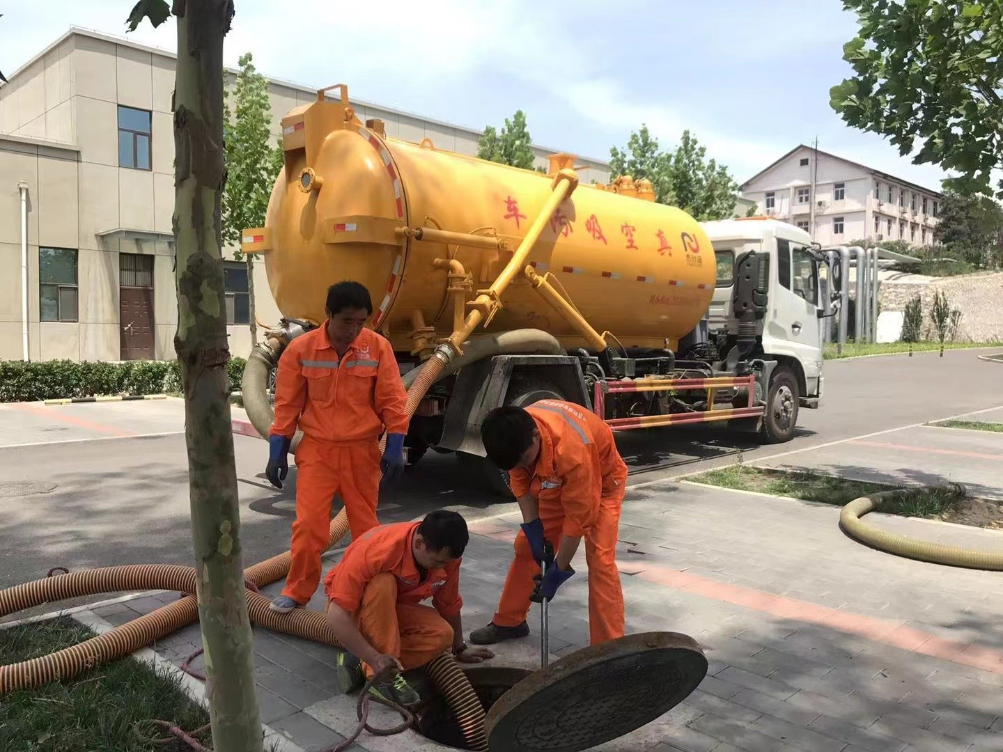 略阳管道疏通车停在窨井附近