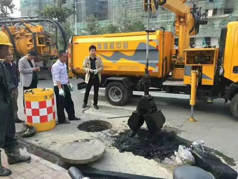 略阳街道：网格员化身“清道夫”，为民解忧疏通“堵心”化粪池