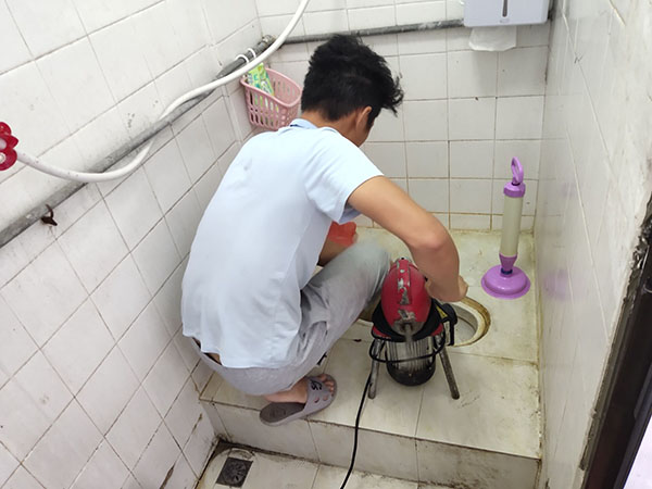 略阳肥皂掉到马桶里把马桶堵住了怎么办？马桶堵住了怎么办