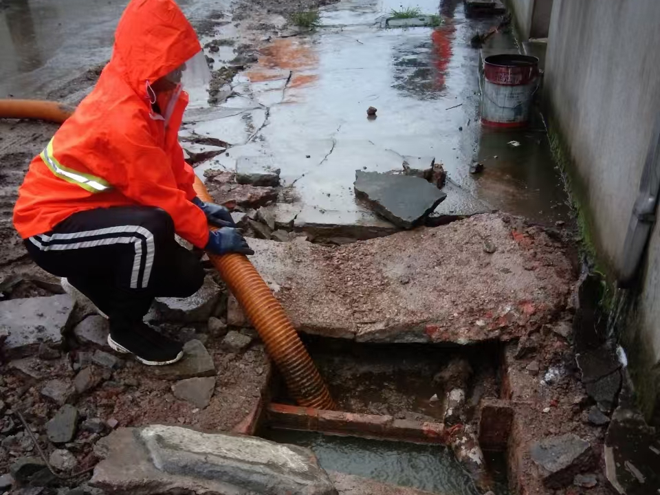 略阳专业清理污水池 炜誉市政以规范流程守护城市 “肠道”